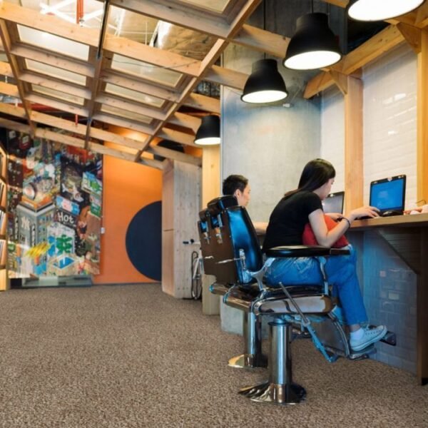 Close view of Optimize 965 Beaver carpet
