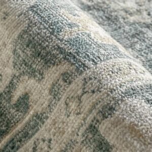 Decorative area rug with floral motifs