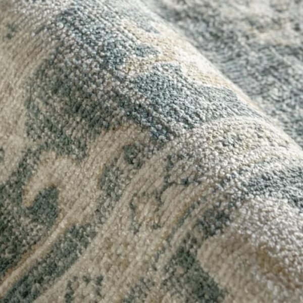 Decorative area rug with floral motifs