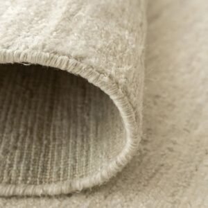 Luxurious rug with bold surface texture