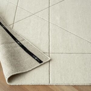 Rug with repeating diamonds in squares