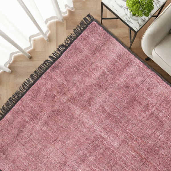 Fringe detailed rug in dining area