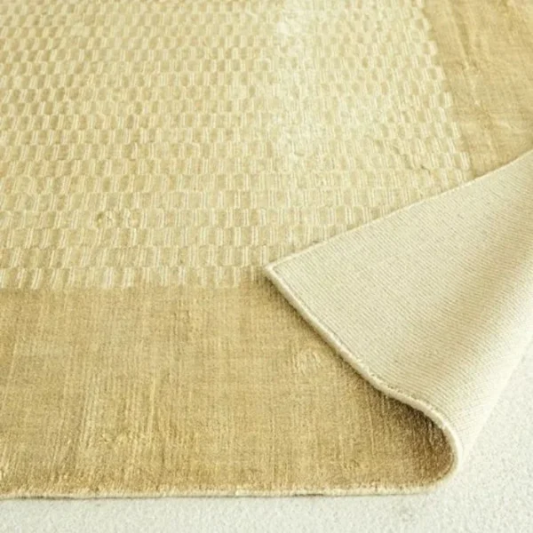 Gold rug with fine mesh pattern