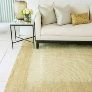 Mesh grid patterned rug in gold shade