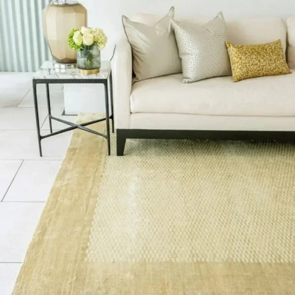 Mesh grid patterned rug in gold shade