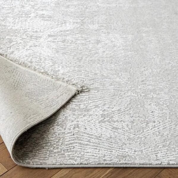 Rug with uneven diamond shapes pattern