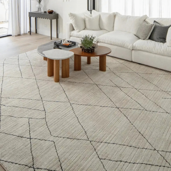 Geometric narrow line rug in ivory tone