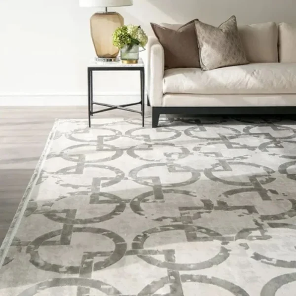 Minimal grey rug with geometric design