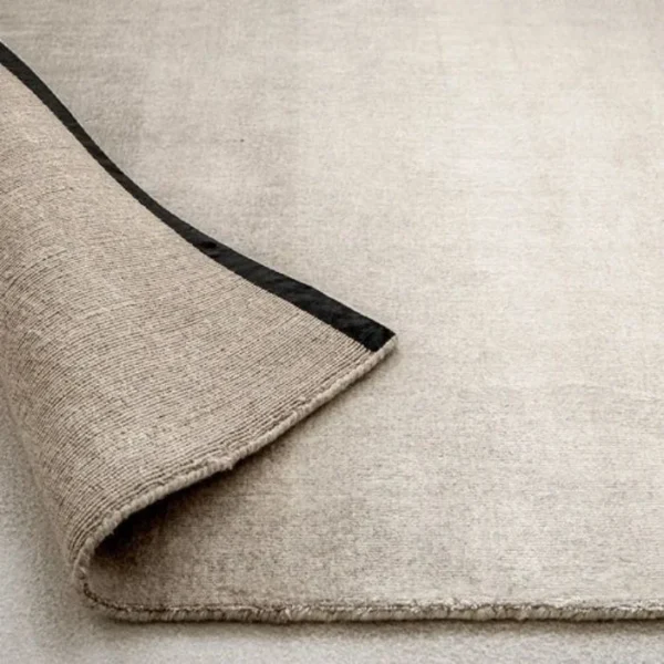 Rug with smooth solid ombré shading