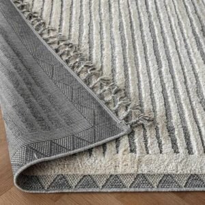 Ivory rug with zigzag stripe pattern